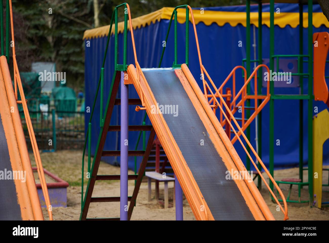 Leere Spielplätze, Ukraine Stockfoto