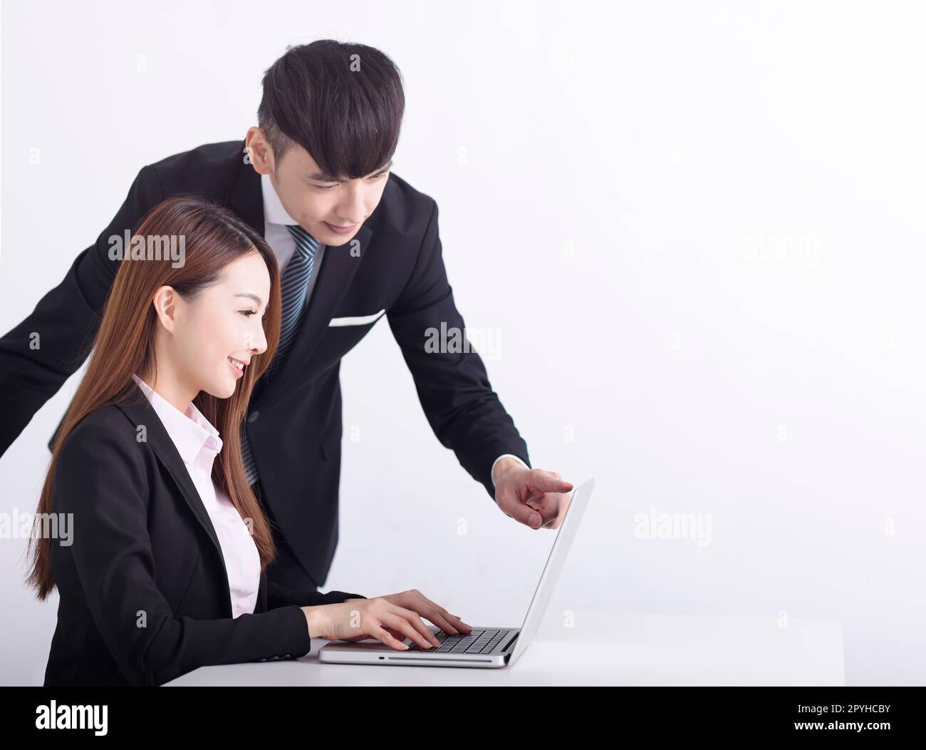Business-Team, das ein Notebook verwendet und im Büro zusammenarbeitet Stockfoto