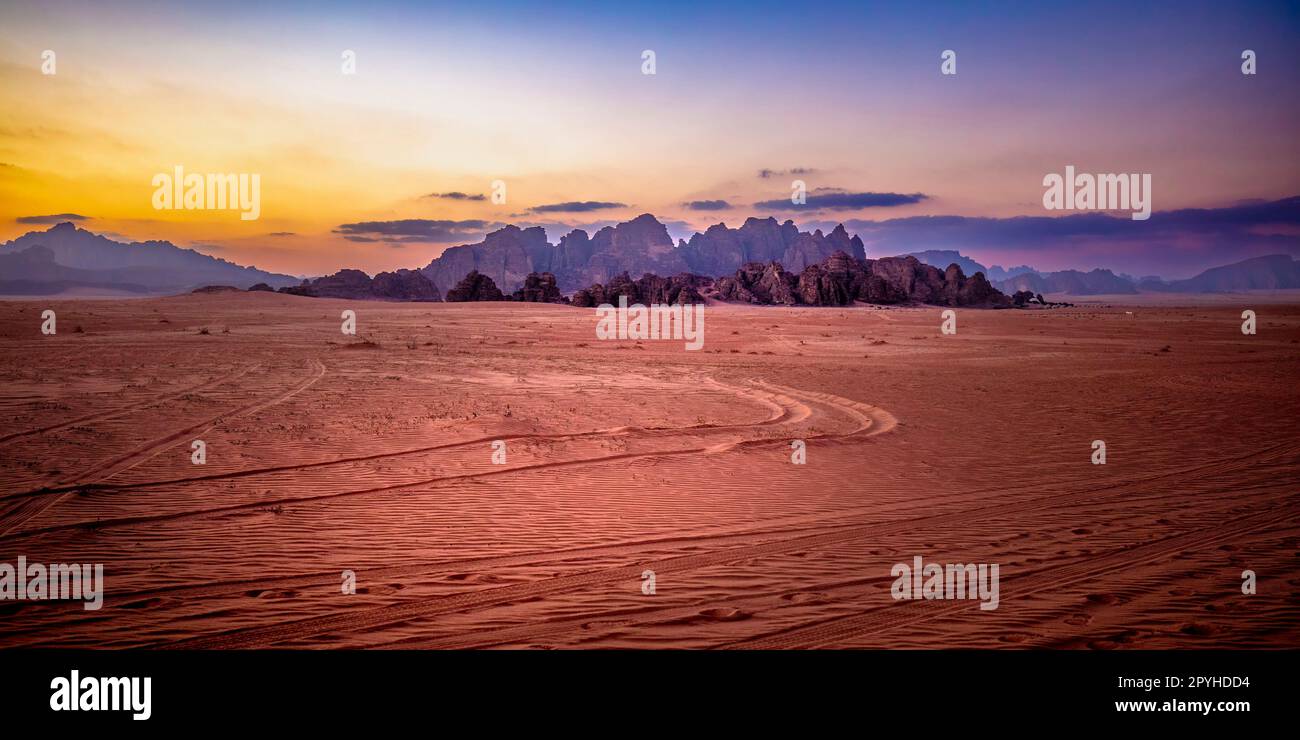 Sonnenuntergang in der wadi Rum Wüste. Stockfoto