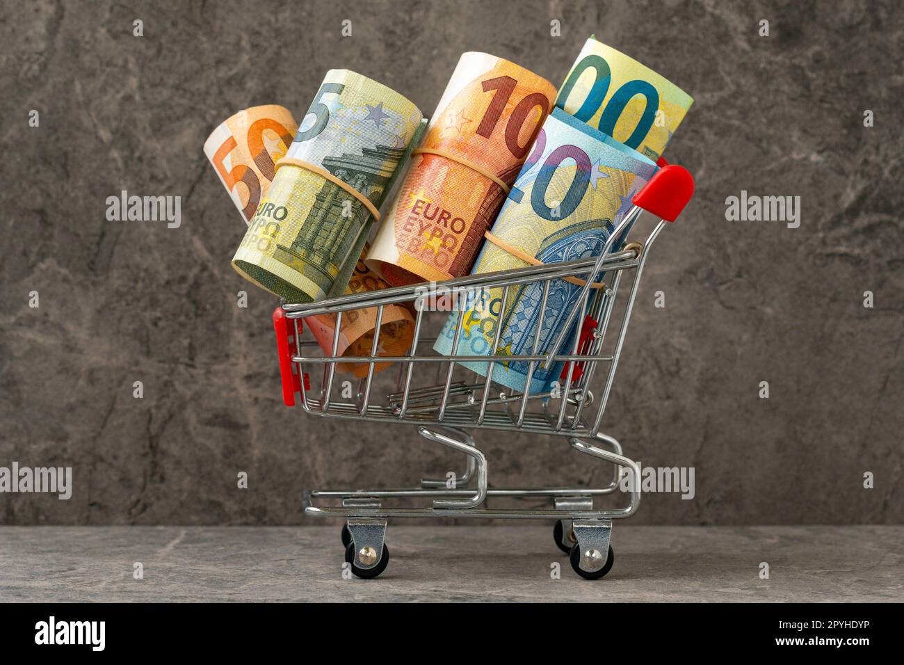 Warenkorb voller roll Euro-Banknoten Stockfoto