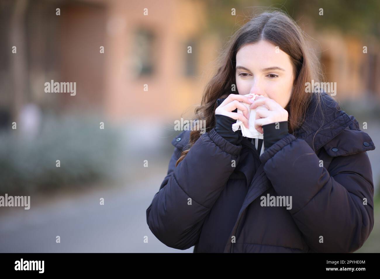 Kranke Frau, die Gewebe zur Nasenreinigung benutzt Stockfoto