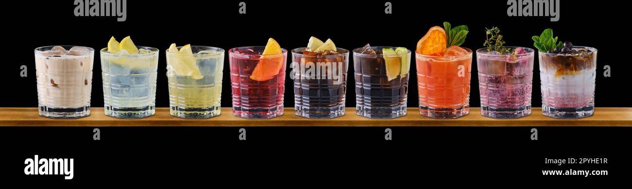 Set kalter erfrischender Getränke auf schwarzem Hintergrund Stockfoto