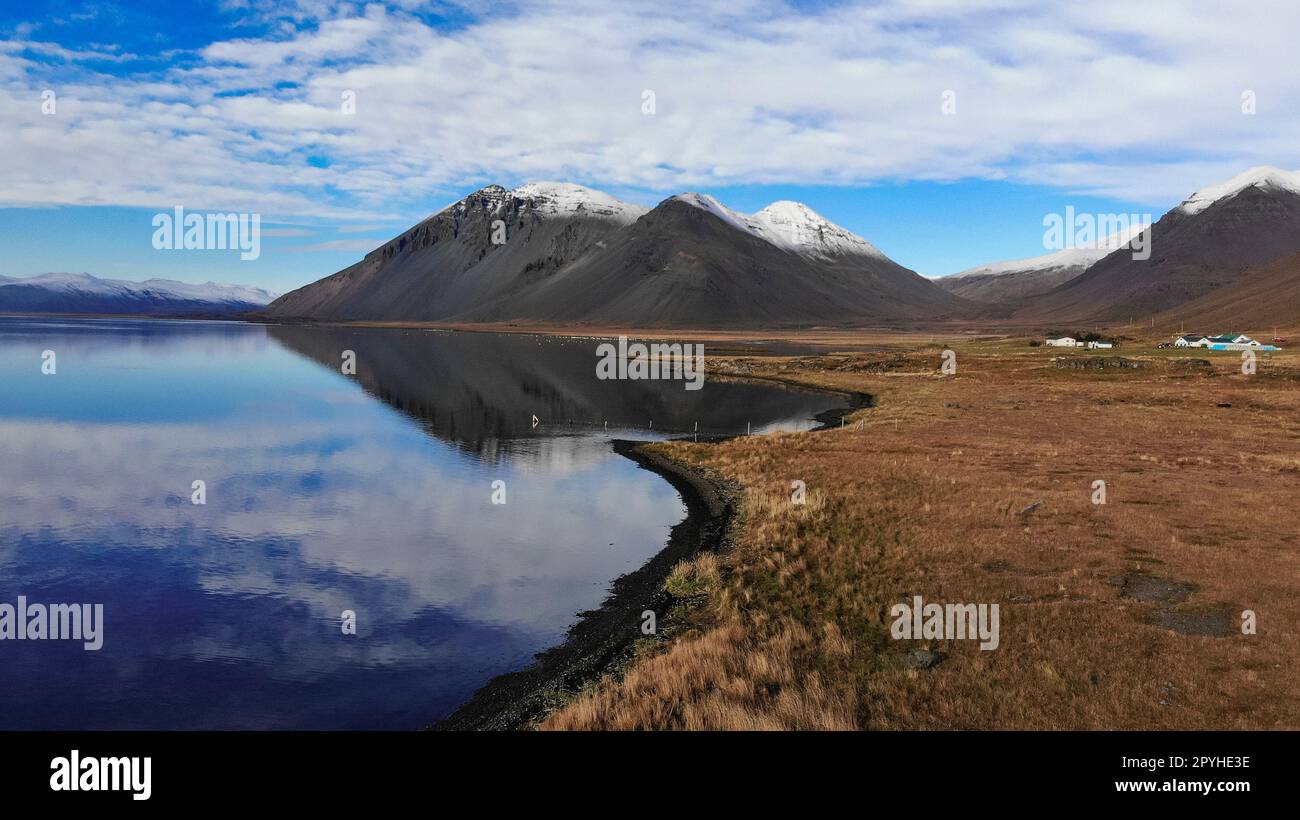 Die Reflexion der Berge in island Stockfoto