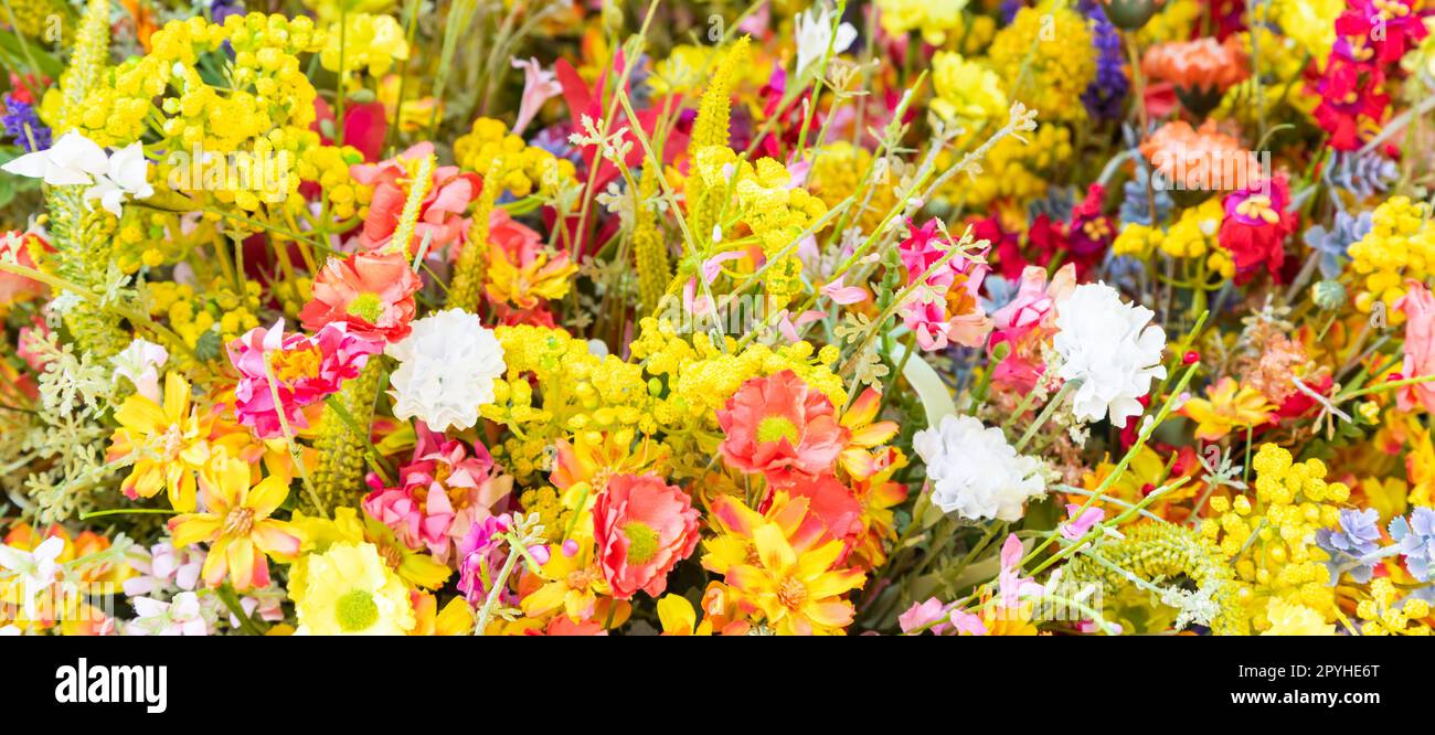 Vintage-Blumenmarkt auf der öffentlichen Straße - Retro-Cottagecore-Stil. Stockfoto