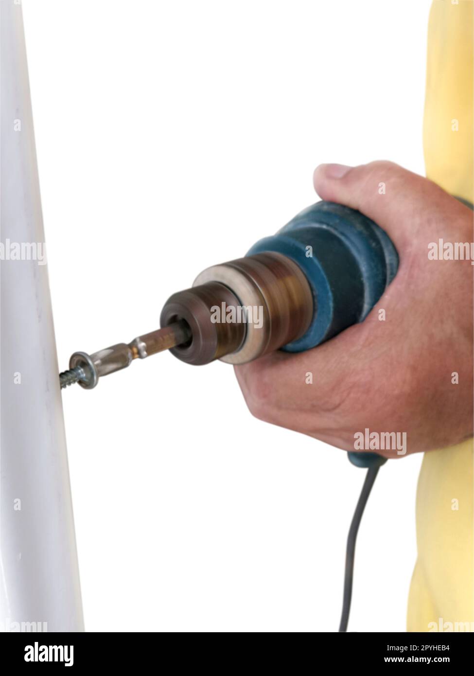Bohrt mit einem Elektrobohrer ein Loch auf weißem Hintergrund Stockfoto