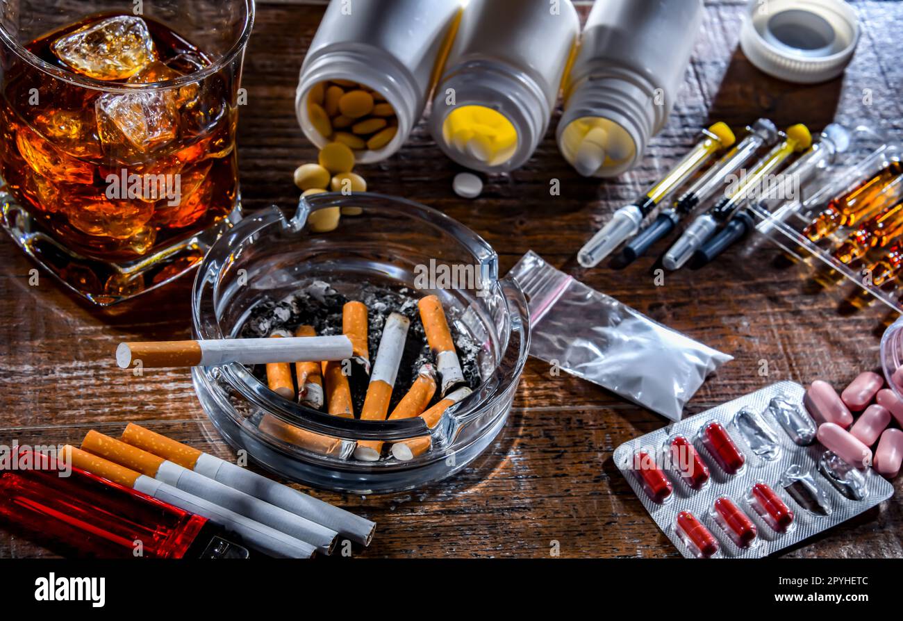 Süchtig machenden Substanzen, einschließlich Alkohol, Zigaretten und Drogen Stockfoto
