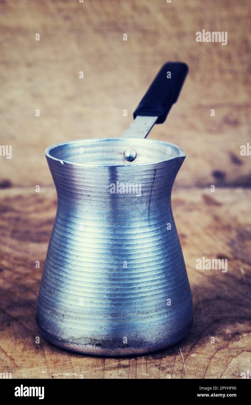 Kaffeekochkanne auf dem Tisch Stockfoto