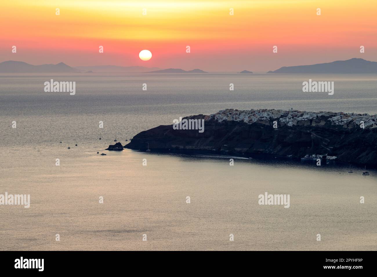 Sonnenuntergang über Santorini von Imerovigli aus gesehen. Kykladen, Griechenland Stockfoto