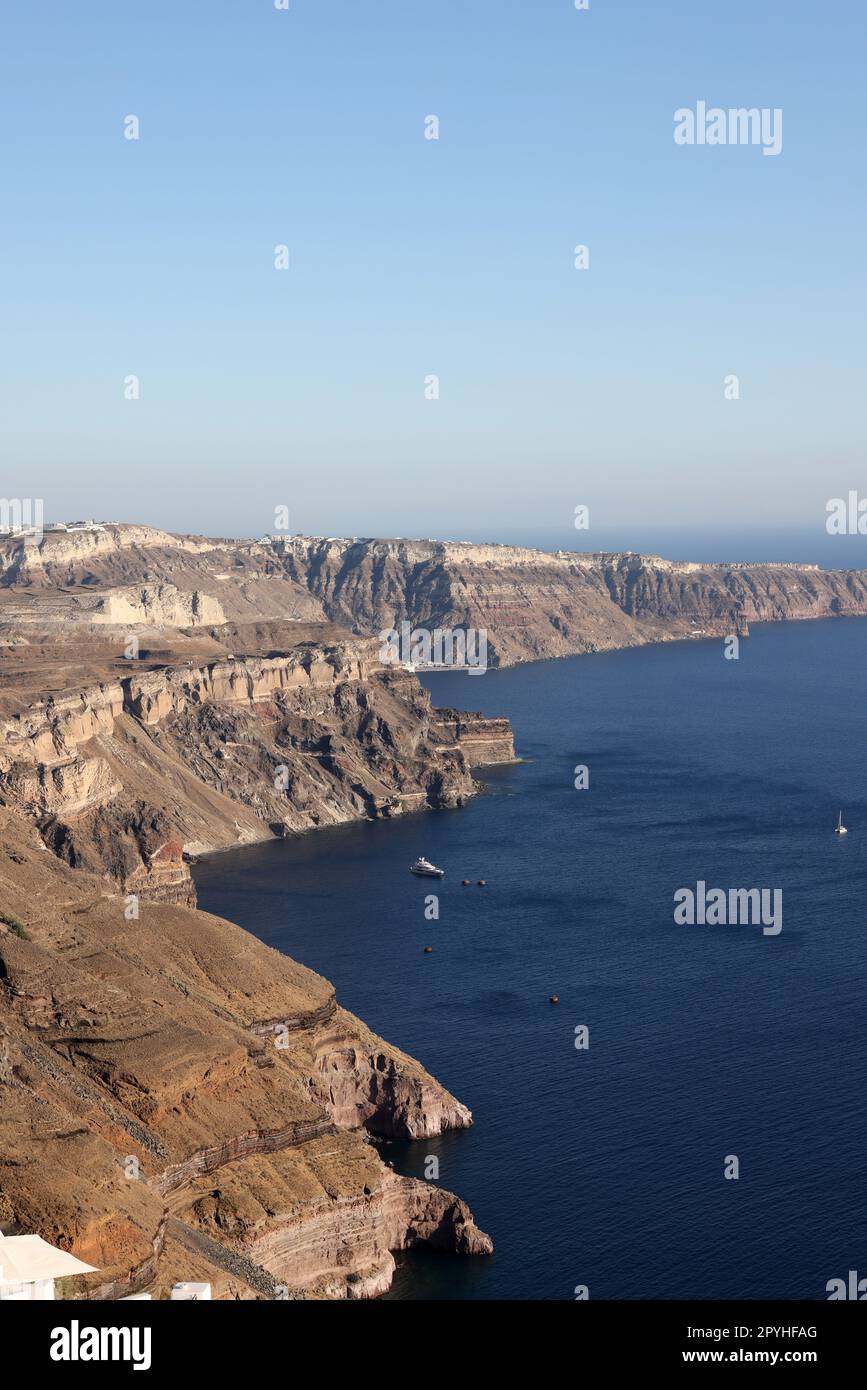 Panoramablick auf die Caldera-Klippen von Santorini vom Dorf Imerovigli auf der Insel Santorini, Griechenland Stockfoto