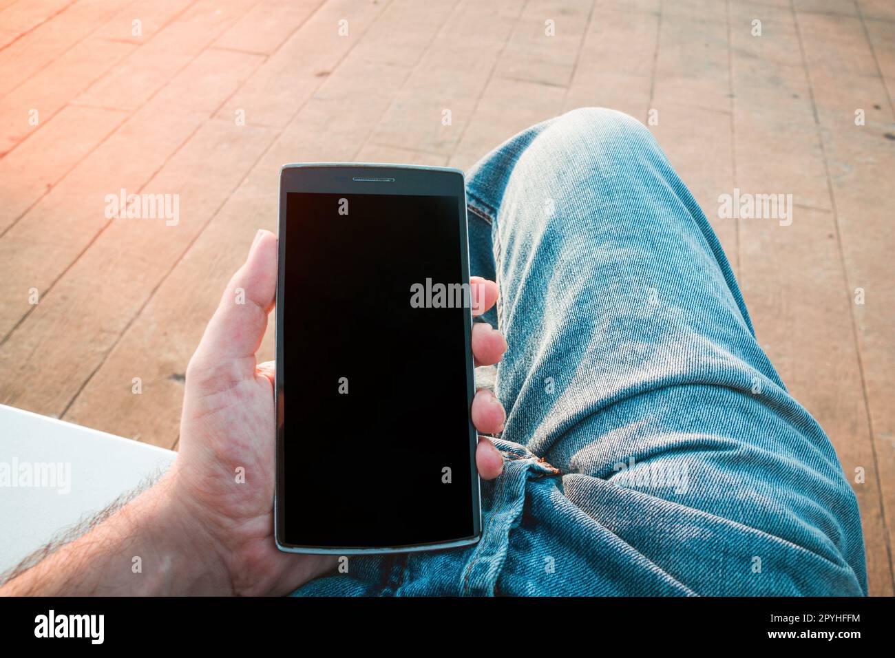 Mann mit dem Smartphone im Freien Stockfoto