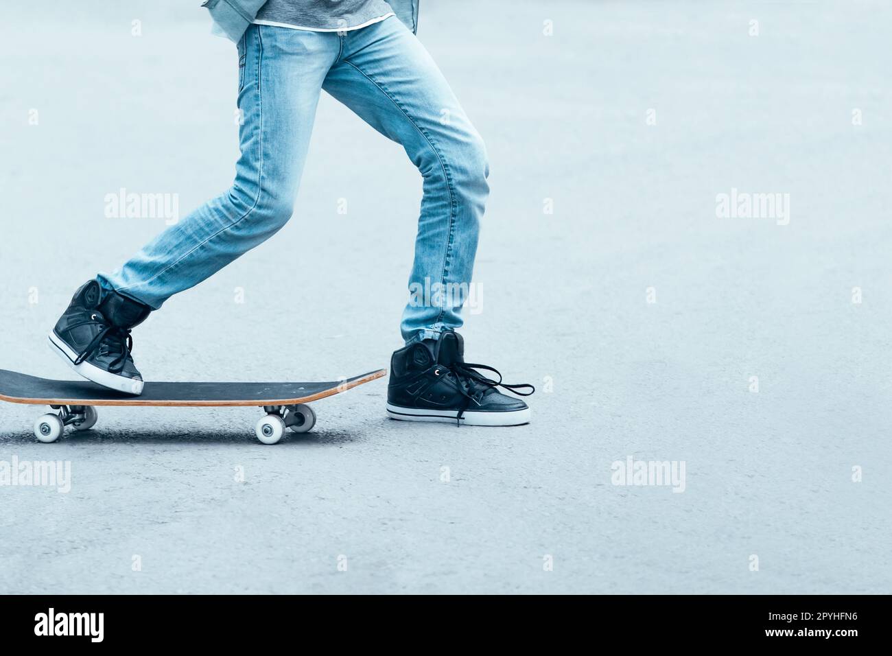 Teenager-Junge auf Skateboard Stockfoto