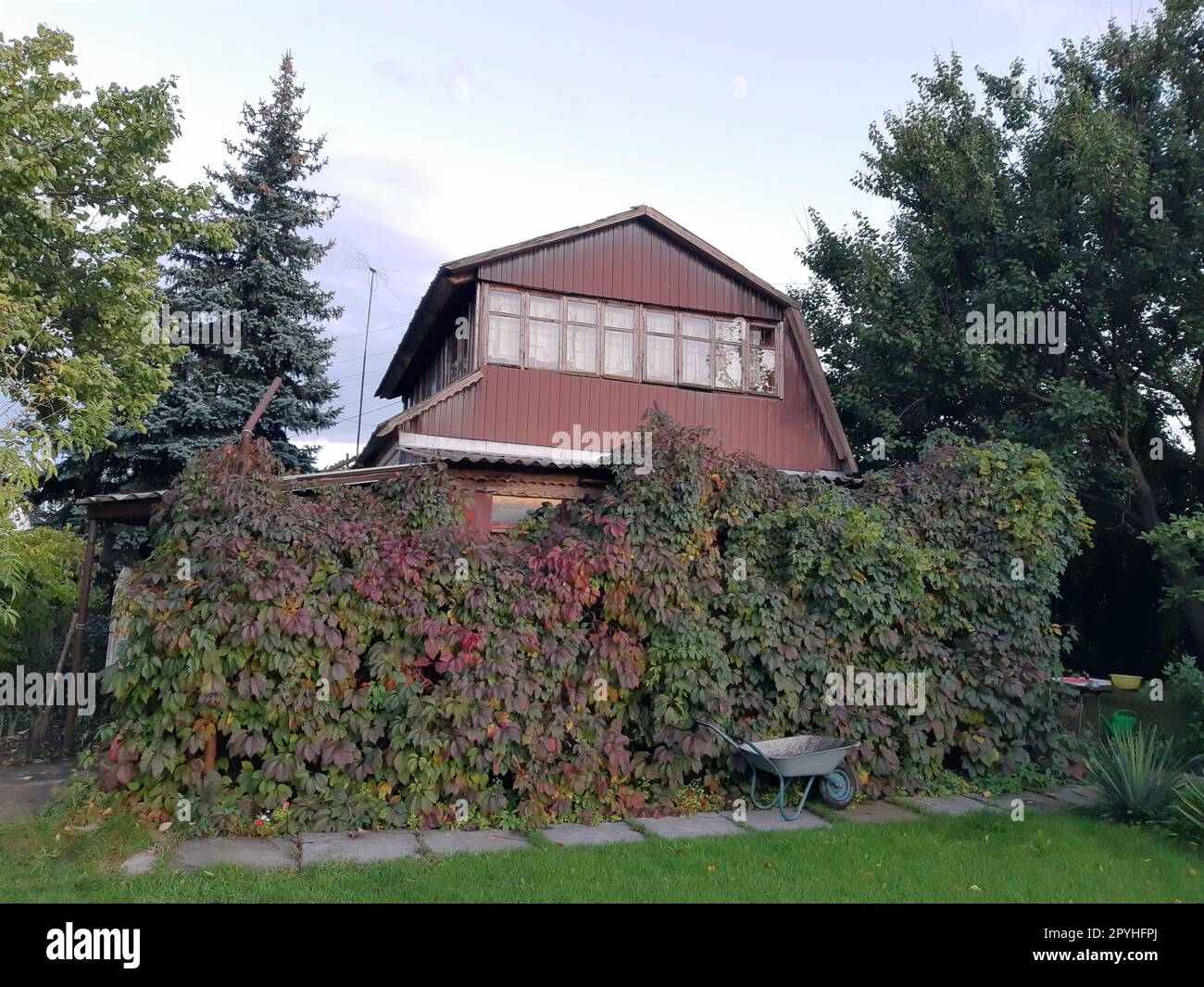 Landhaus im Frühherbst Stockfoto