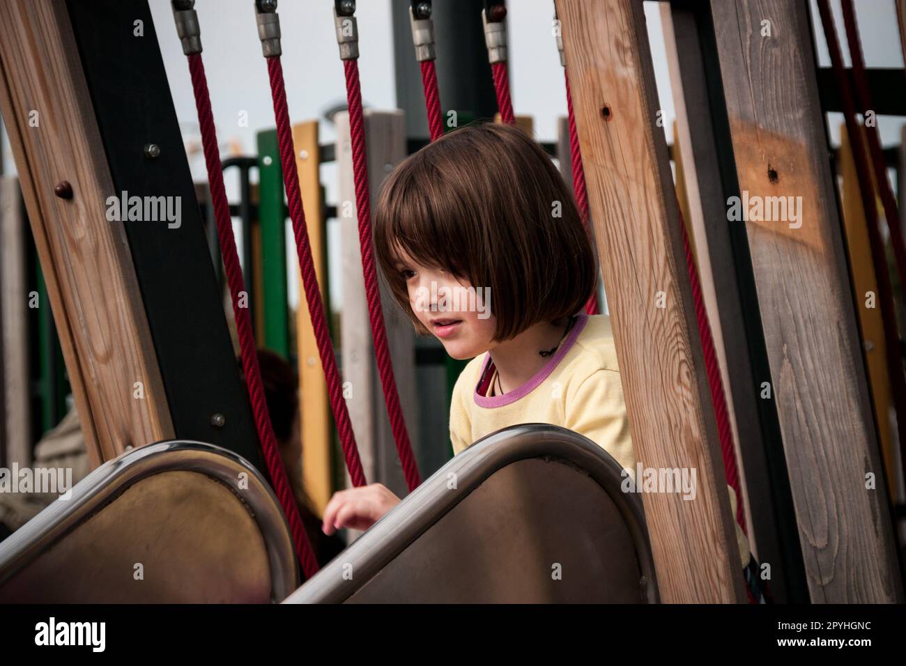 Kleines Mädchen spielt auf dem Spielplatz Stockfoto