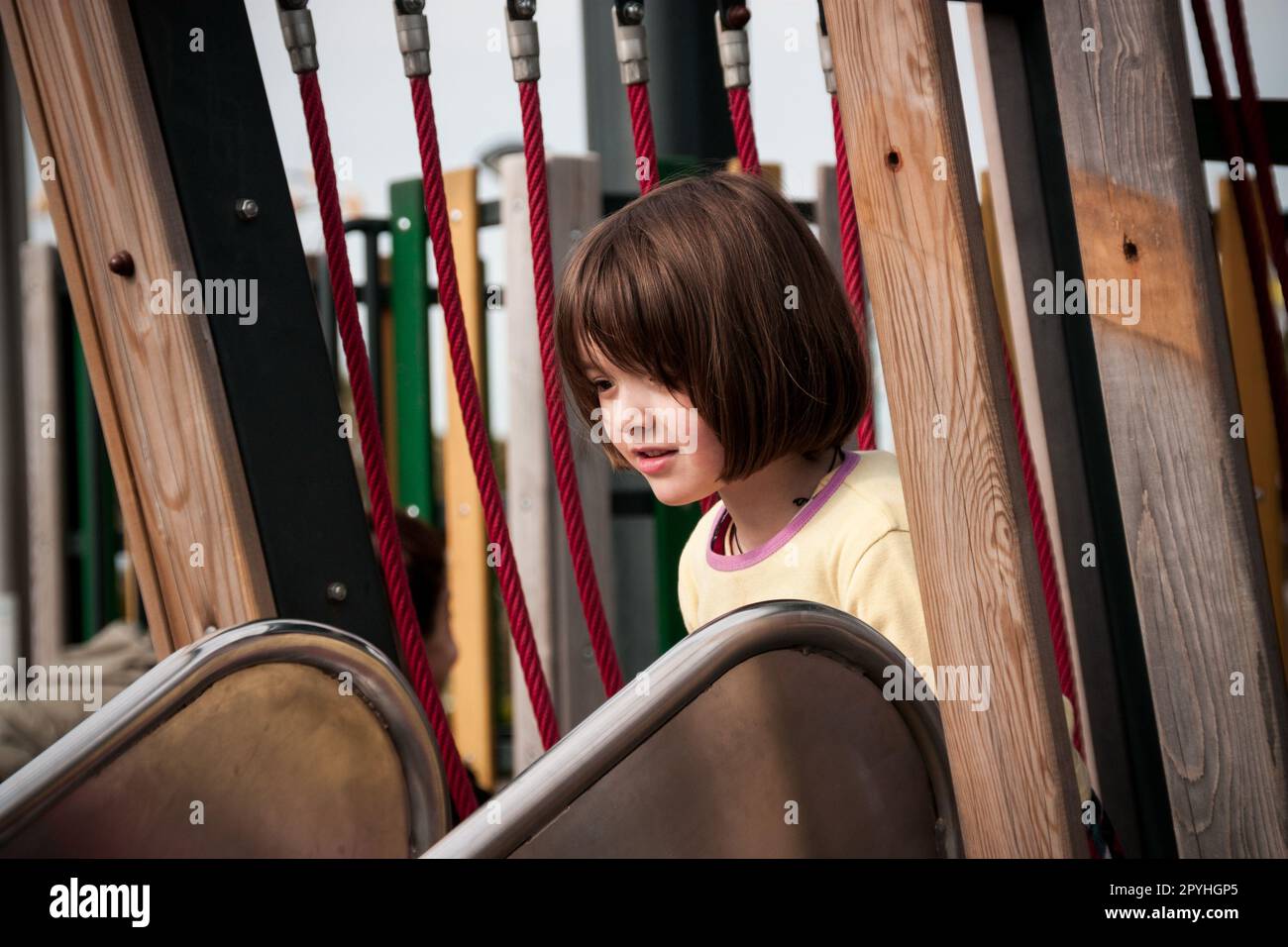 Kleines Mädchen spielt auf dem Spielplatz Stockfoto