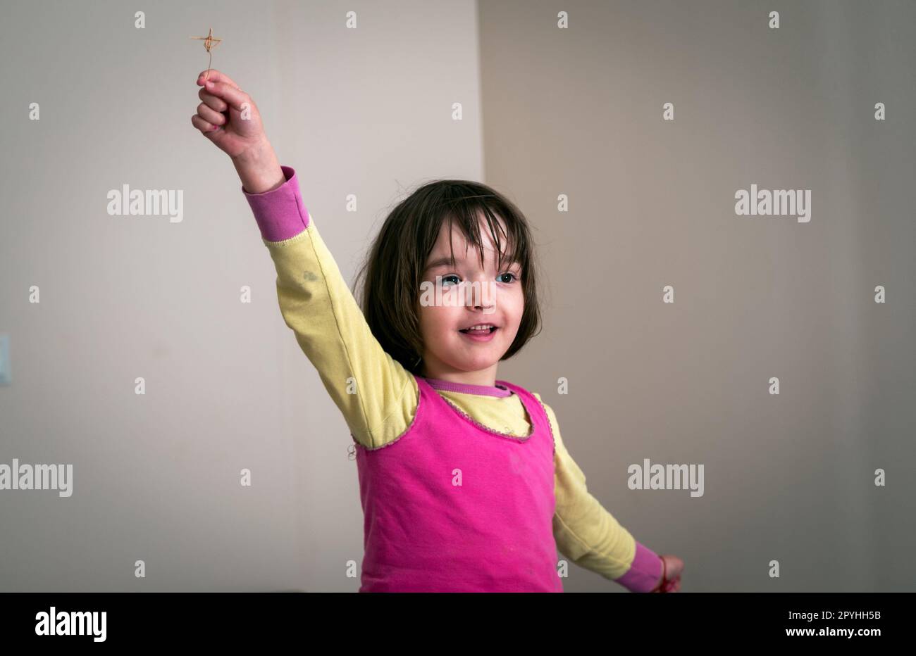Kleines Mädchen Porträt zu Hause Stockfoto