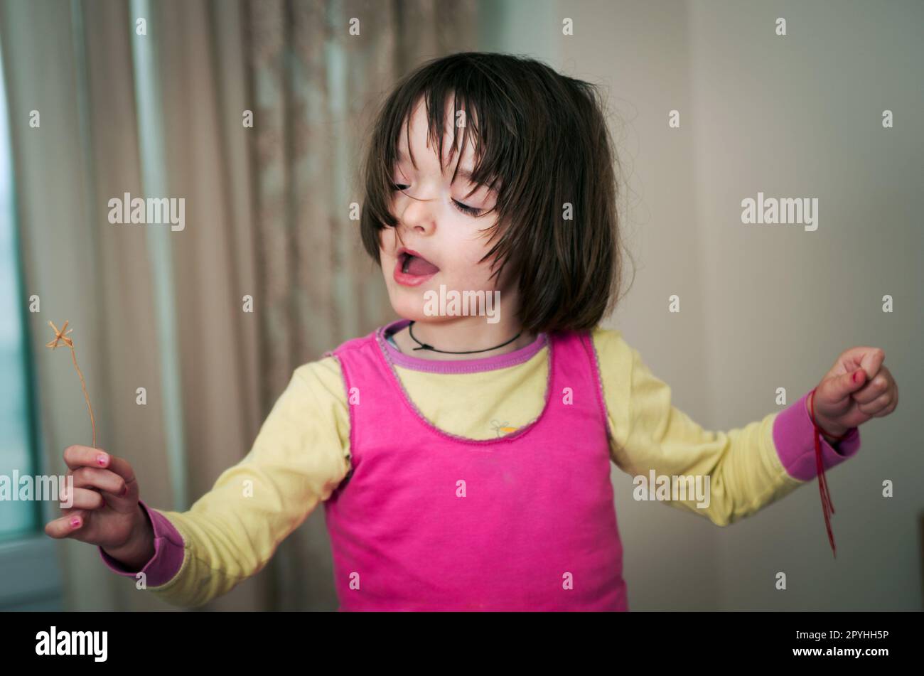 Kleines Mädchen Porträt zu Hause Stockfoto