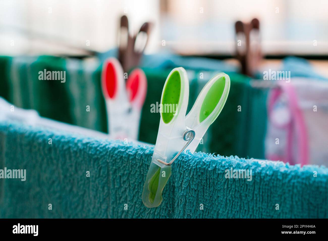 Wäschestifte an Seilen zu Hause Stockfoto