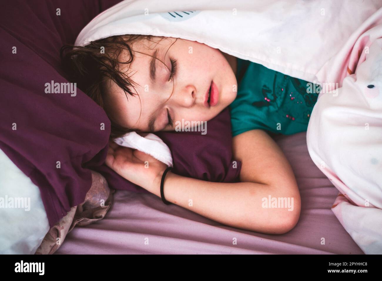 Kleines Mädchen schläft zu Hause Stockfoto