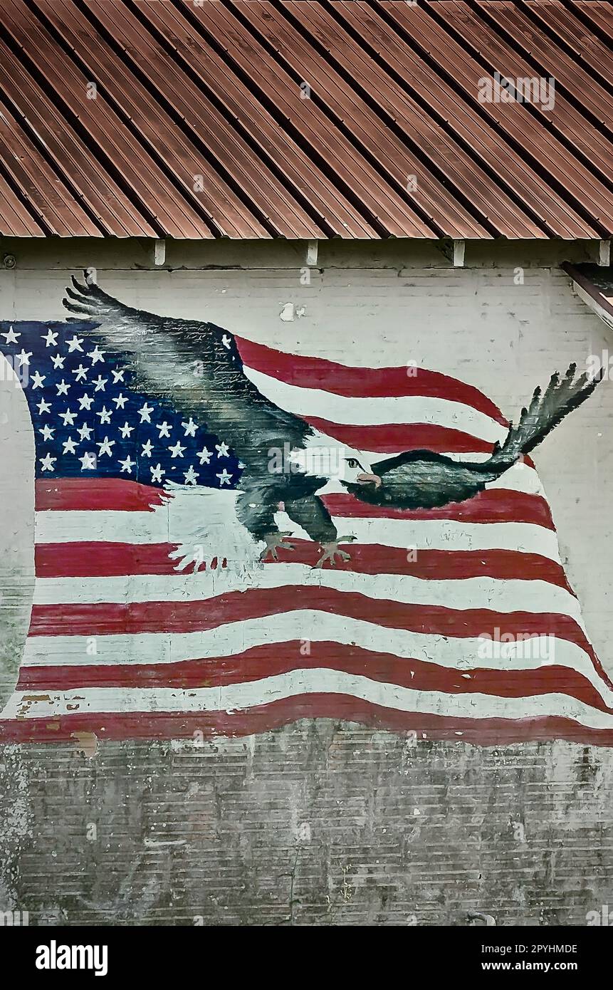Ein Adler mit amerikanischer Flagge ist an der Seite eines verlassenen Gebäudes am 30. April 2023 in Loxley, Alabama, gemalt. Stockfoto