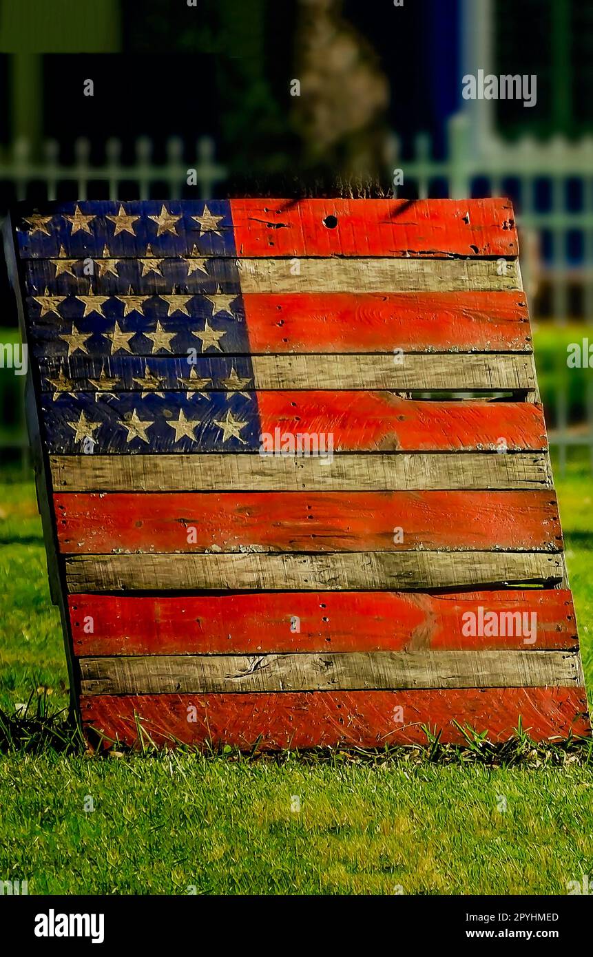Eine hölzerne amerikanische Flagge steht am 30. April 2023 in Loxley, Alabama, vor einem Baum. Loxley in Baldwin County ist äußerst konservativ. Stockfoto