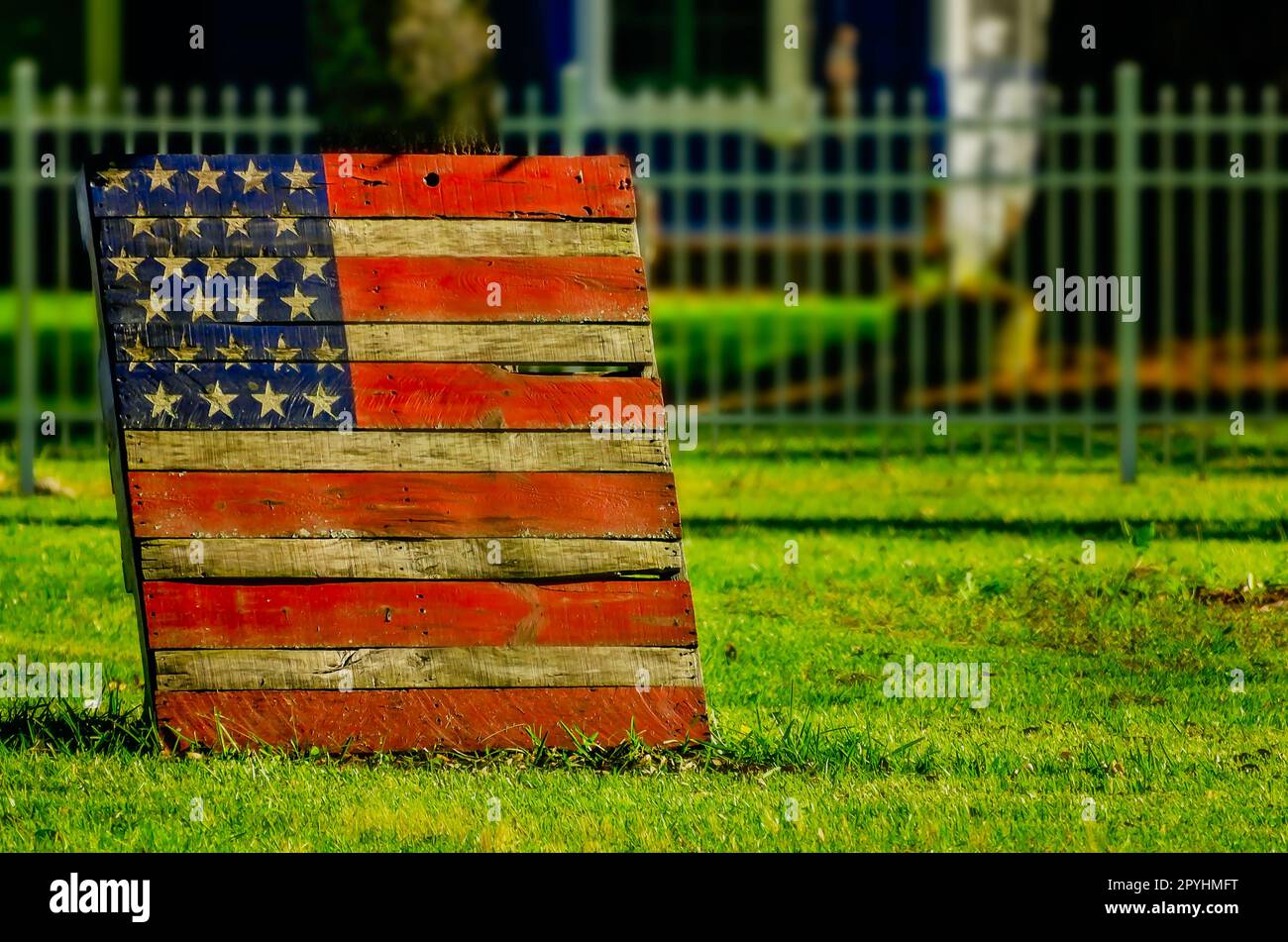 Eine hölzerne amerikanische Flagge steht am 30. April 2023 in Loxley, Alabama, vor einem Baum. Loxley in Baldwin County ist äußerst konservativ. Stockfoto