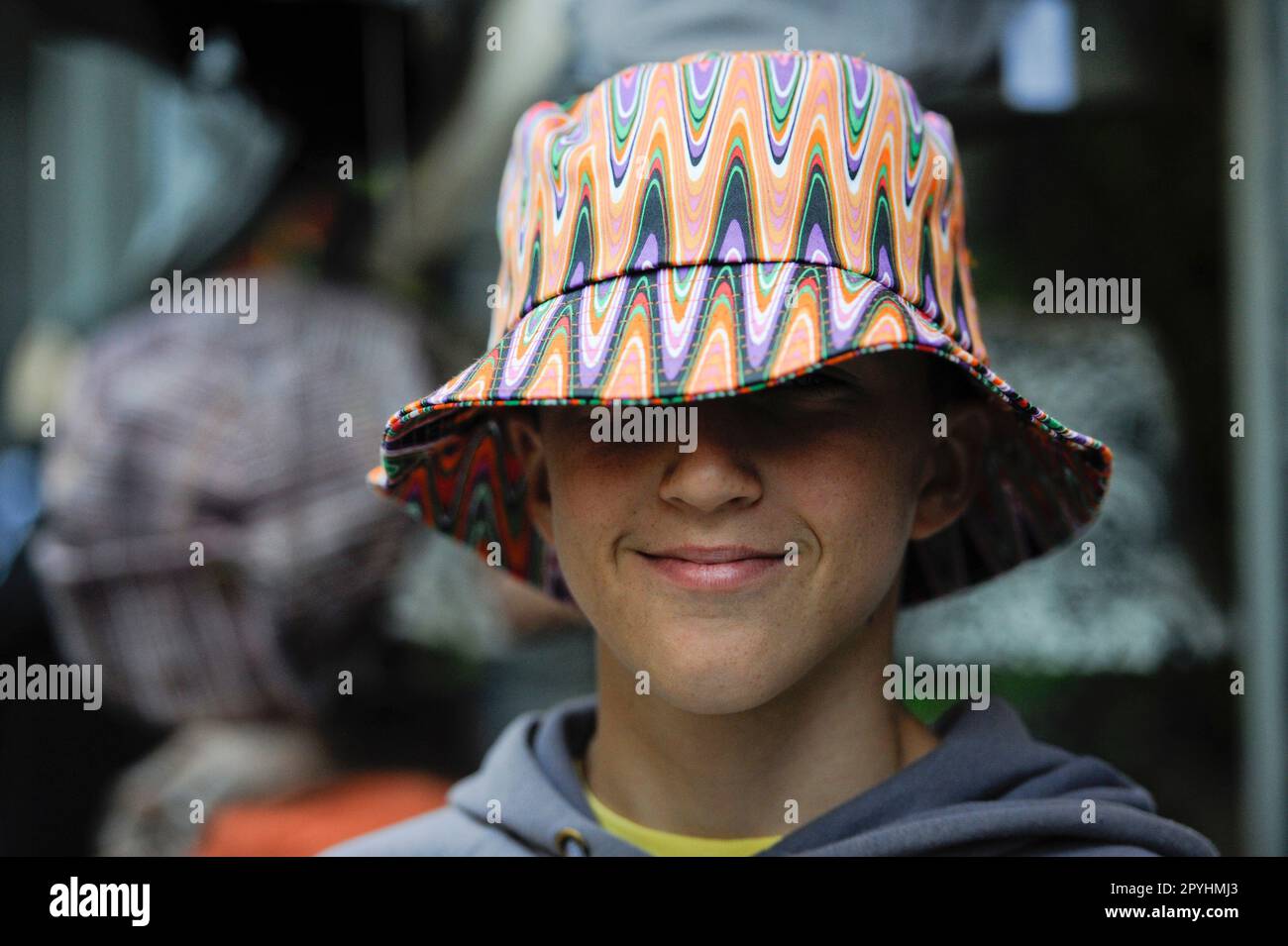 Kleiner Junge mit schnittigem Hut auf dem Lächeln Stockfoto