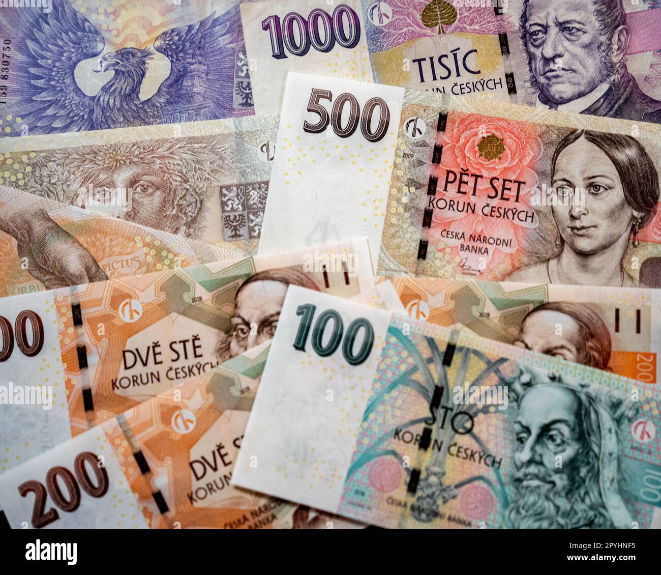 Hintergrund für tschechische Kronen- oder Kronenwährungsbanknoten aus Papierbanknoten der Krone. Stückelungen von 1000 Kčs, 500 Kčs, 200 Kčs und 100 Kčs No Stockfoto