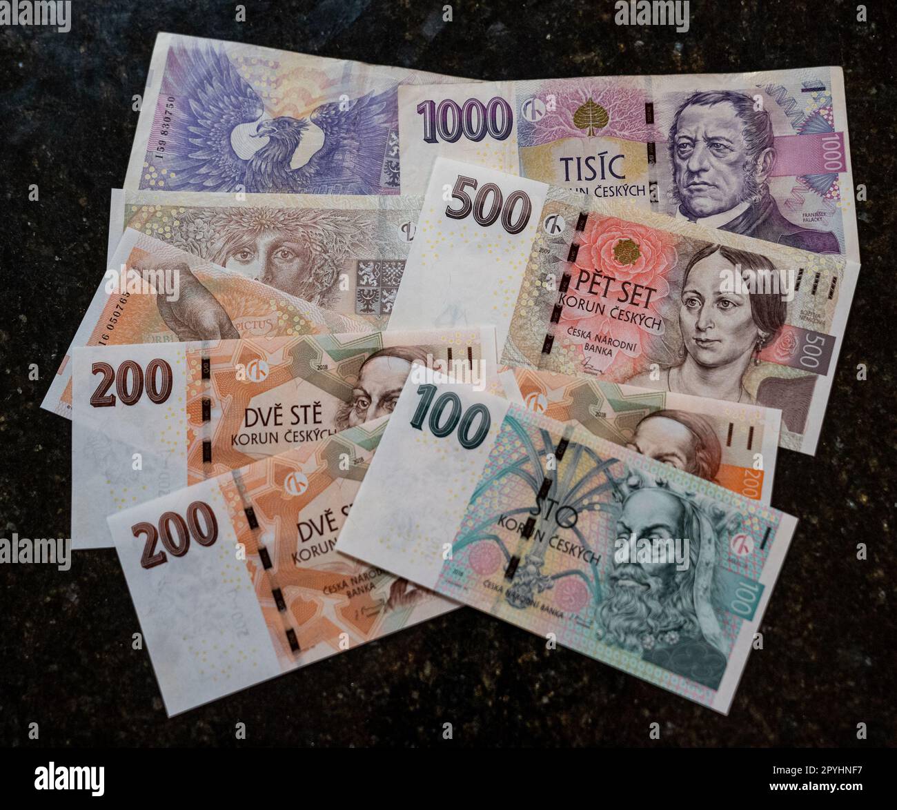 Banknotenstapel der tschechischen Kronen. Stückelungen von 1000 Kčs, 500 Kčs, 200 Kčs und 100 Kčs. Von der Tschechischen Nationalbank ausgegeben. Stockfoto