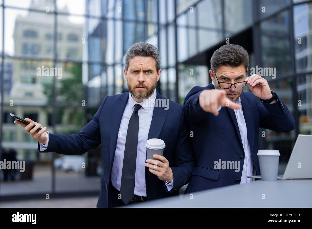 Ausdrucksgesicht eines emotionalen Geschäftsmannes. Ein seriöser Geschäftsmann, der mit dem Finger auf Sie zeigt. Porträt eines Geschäftsmannes im Anzug im Freien. Die Partnerschaft Stockfoto