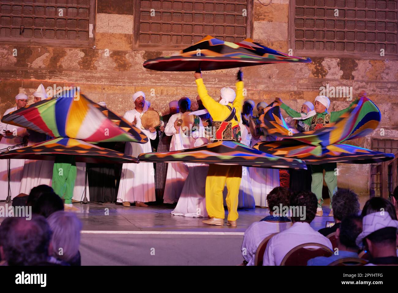 Abendliche sufi-wirbelnde Derwisch-Tanzvorstellung im islamischen Viertel in Kairo Stockfoto