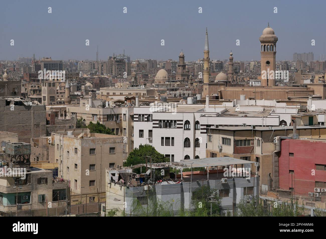 Blick auf die Stadt über die Dächer von Kairo Stockfoto