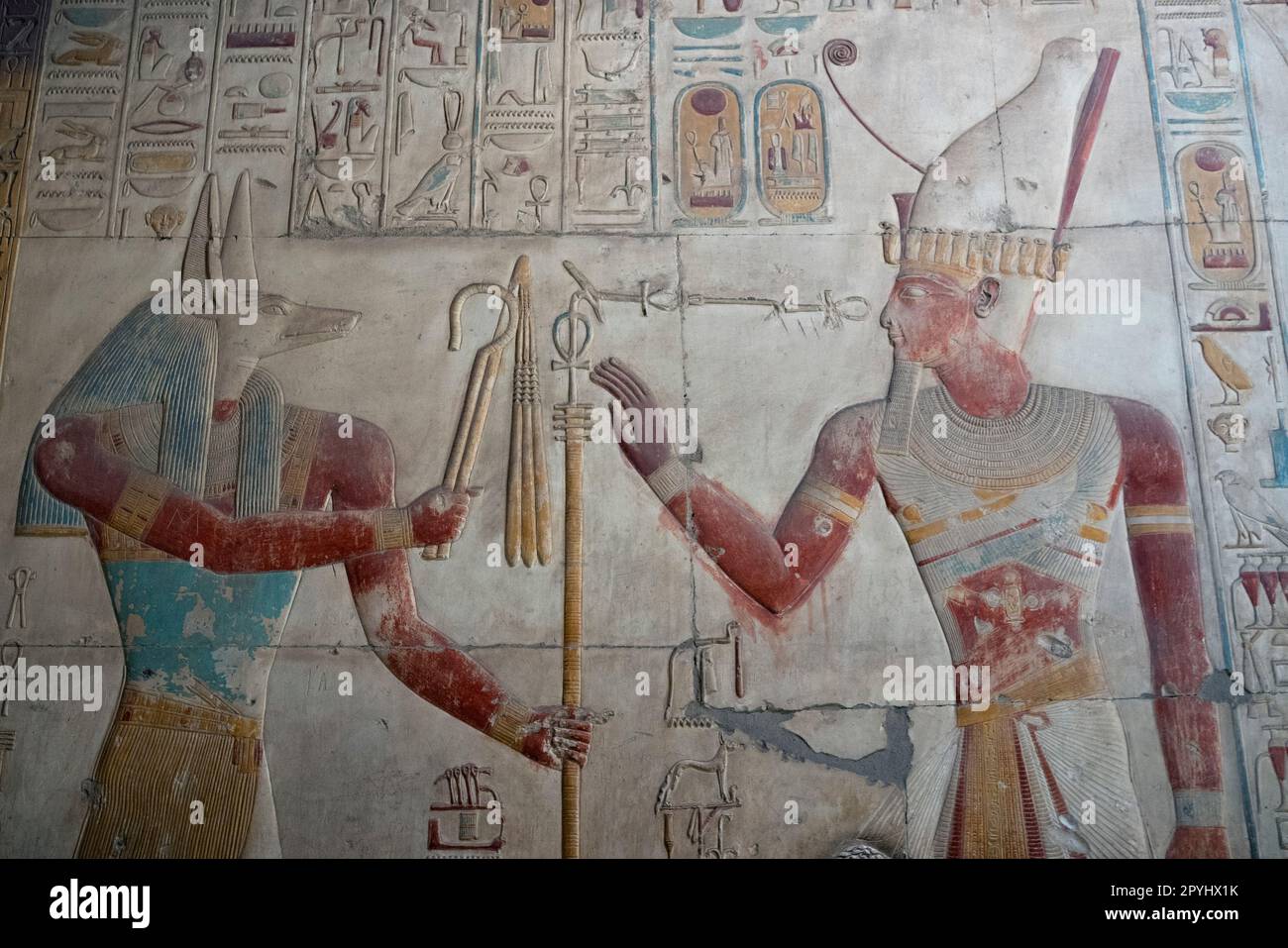 Bas-Relief des Gottes Anubis und Ramses II. An den Wänden des Tempels von Seti I in Abydos Stockfoto