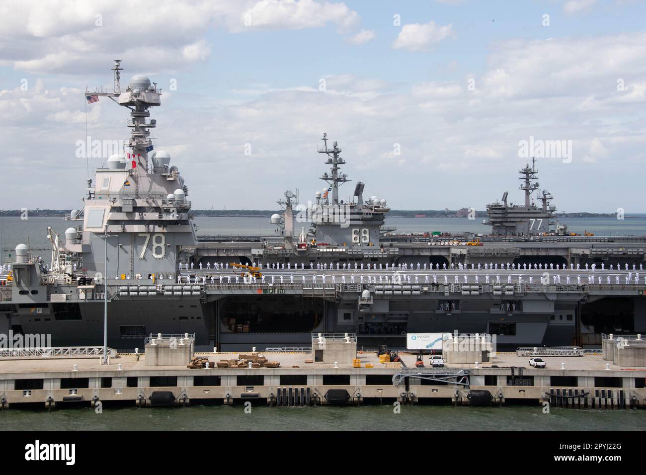 Der erstklassige Flugzeugträger USS Gerald R. Ford (CVN 78) verlässt die Naval Station Norfolk für einen geplanten Einsatz am 2. Mai 2023. Gerald R. Ford ist das Flaggschiff der Gerald R. Ford Carrier Strike Group. Als erstklassiges Schiff von Ford-Flugzeugträgern stellt CVN 78 einen Generationssprung in den USA dar Die Fähigkeit der Navy, Energie auf globaler Ebene zu projizieren. (USA Marinebild von Mass Communication Specialist 2. Class Jackson Adkins) Stockfoto