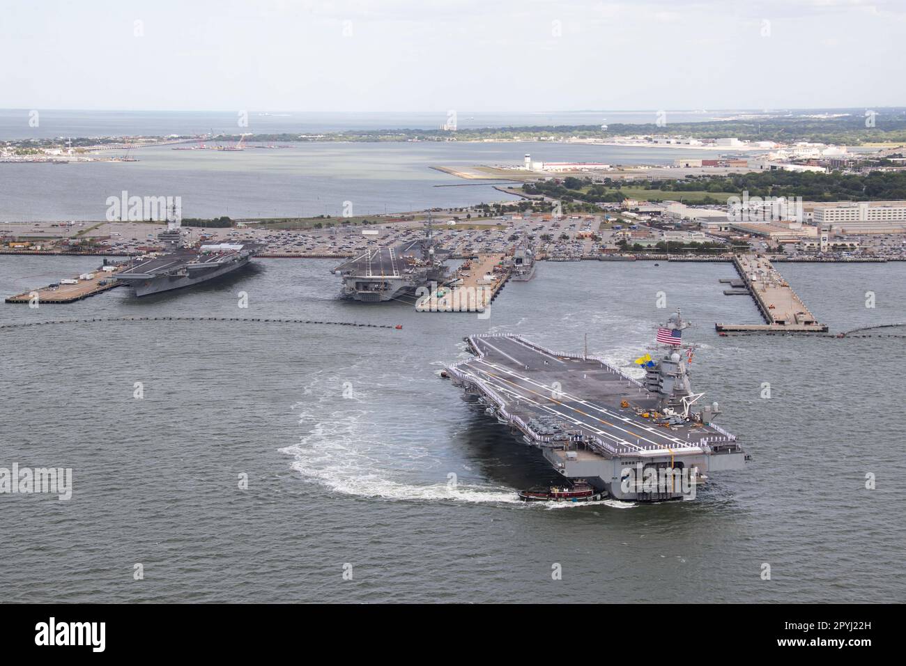 Der erstklassige Flugzeugträger USS Gerald R. Ford (CVN 78) verlässt die Naval Station Norfolk für einen geplanten Einsatz am 2. Mai 2023. Gerald R. Ford ist das Flaggschiff der Gerald R. Ford Carrier Strike Group. Als erstklassiges Schiff von Ford-Flugzeugträgern stellt CVN 78 einen Generationssprung in den USA dar Die Fähigkeit der Navy, Energie auf globaler Ebene zu projizieren. (USA Marinebild von Mass Communication Specialist 2. Class Jackson Adkins) Stockfoto