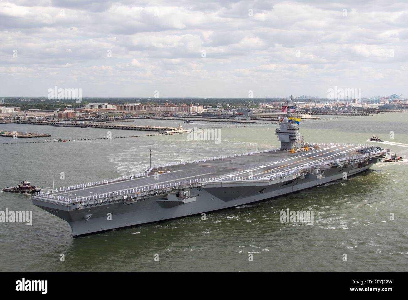 Der erstklassige Flugzeugträger USS Gerald R. Ford (CVN 78) verlässt die Naval Station Norfolk für einen geplanten Einsatz am 2. Mai 2023. Gerald R. Ford ist das Flaggschiff der Gerald R. Ford Carrier Strike Group. Als erstklassiges Schiff von Ford-Flugzeugträgern stellt CVN 78 einen Generationssprung in den USA dar Die Fähigkeit der Navy, Energie auf globaler Ebene zu projizieren. (USA Marinebild von Mass Communication Specialist 2. Class Jackson Adkins) Stockfoto