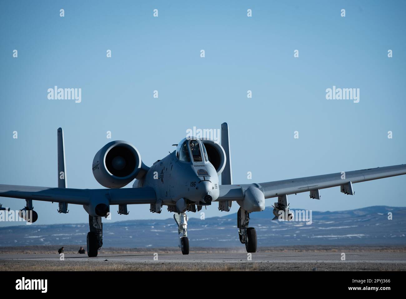 Ein A-10 Thunderbolt II landet auf dem Highway 287 während des Trainings Agile Chariot in der Nähe von Rawlings, Wyoming, 30. April 2023. In den Vereinigten Staaten gibt es Millionen von Kilometern öffentlicher Straßen, einschließlich Bundes-, Landes- und Kommunalstraßen – mit Agile Combat Employment, einschließlich Forward Arms and Tanken Point (FARP) und Integrated Combat Turnarounds (ICT), werden es bei Bedarf Millionen von Kilometern öffentlicher Start- und Landebahnen. ACE verlässt sich nicht auf große, feste Stützpunkte und Infrastruktur, sondern nutzt kleinere, verstreute Standorte und Teams, um Flugzeuge, Piloten und andere Mitarbeiter schnell dorthin zu transportieren und zu unterstützen Stockfoto