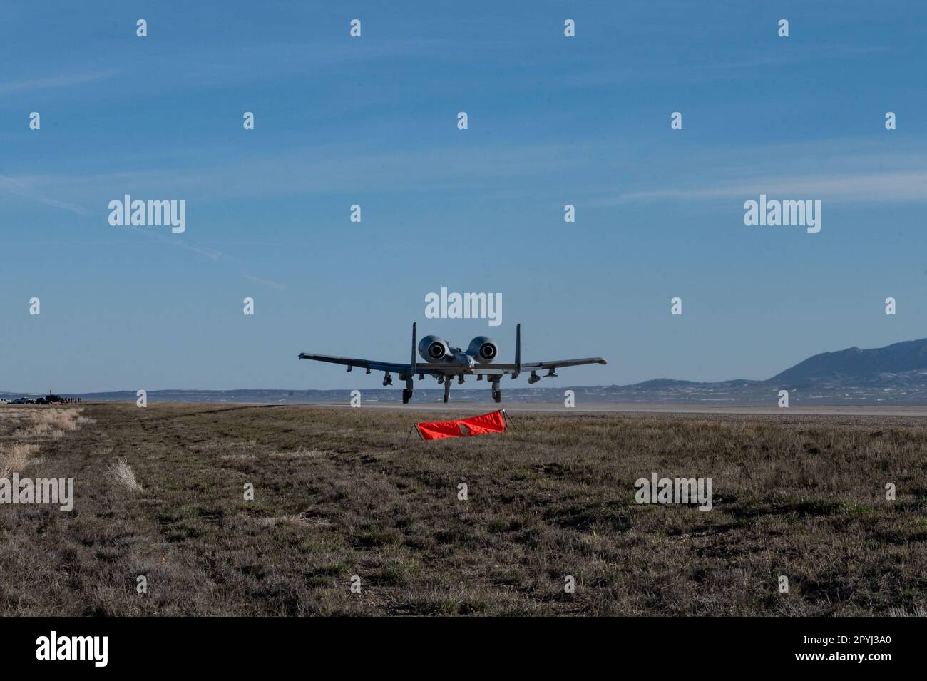 Ein A-10 Thunderbolt II „Warthog“ fährt vom Highway 287 während des Exercise Agile Chariot vom 30. April 2023 ab und verbessert die Fähigkeiten im Zusammenhang mit Agile Combat Employment. ACE verlässt sich nicht auf große, feste Stützpunkte und Infrastruktur, sondern nutzt kleinere, verstreute Standorte und Teams, um Flugzeuge, Piloten und andere Mitarbeiter schnell dorthin zu transportieren und zu unterstützen, wo sie benötigt werden. In den Vereinigten Staaten gibt es Millionen von Kilometern öffentlicher Straßen, einschließlich Bundes-, Landes- und Kommunalstraßen – mit Agile Combat Employment, einschließlich Forward Arming and Tanken Point (FARP) und Integrated Combat Turnarounds (ICT) Stockfoto