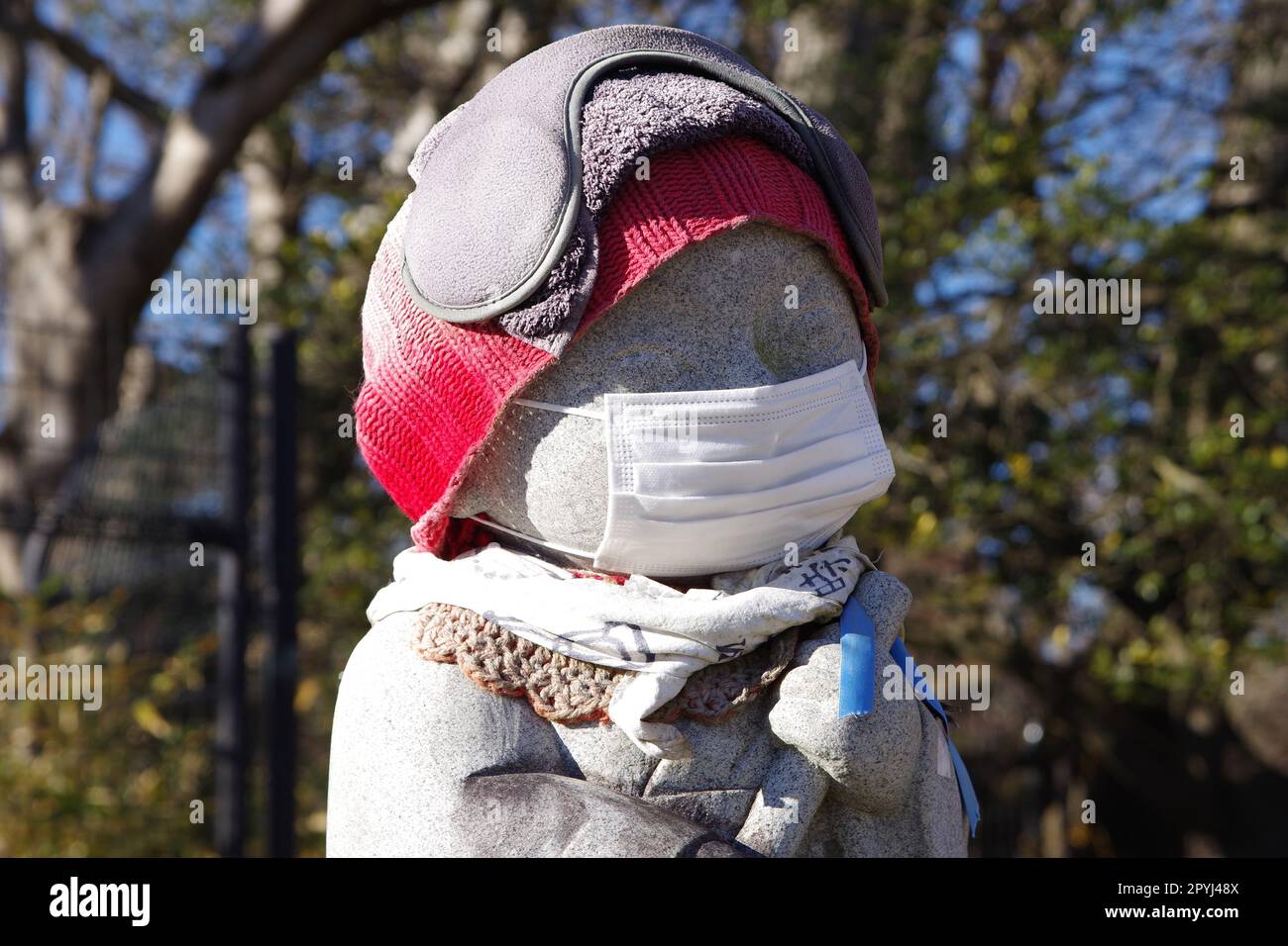 Statue am Mt. Takao während der Pandemie im Winter, Tokio, Japan Stockfoto