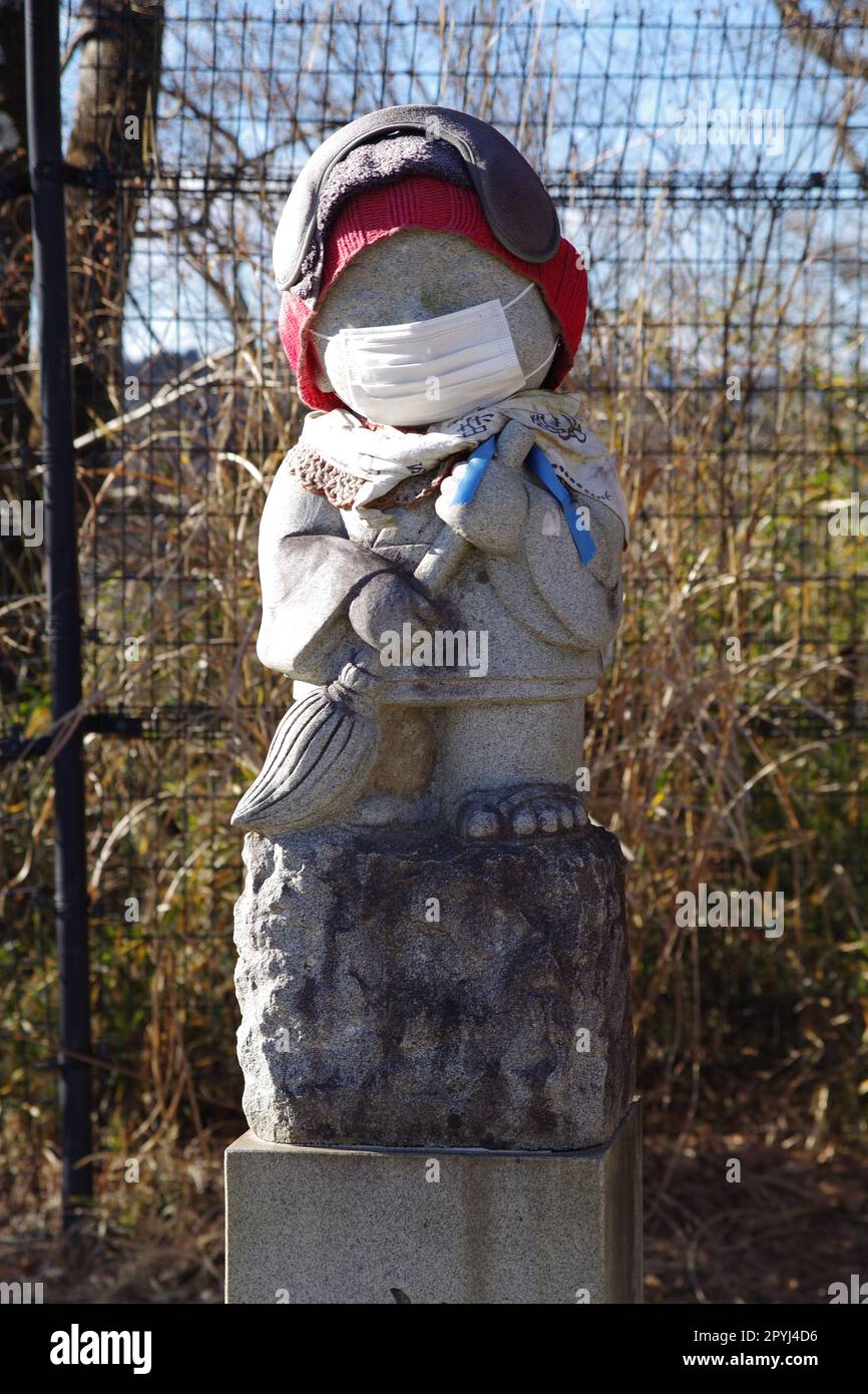 Statue am Mt. Takao während der Pandemie im Winter, Tokio, Japan Stockfoto