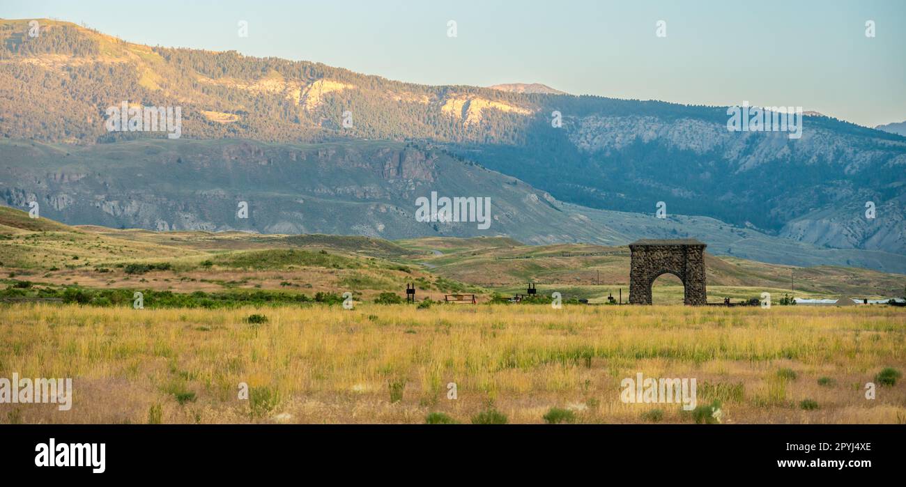 Panoramablick auf Roosevelt Arch und Hillside in Gardiner Montana außerhalb von Yellowstone Stockfoto