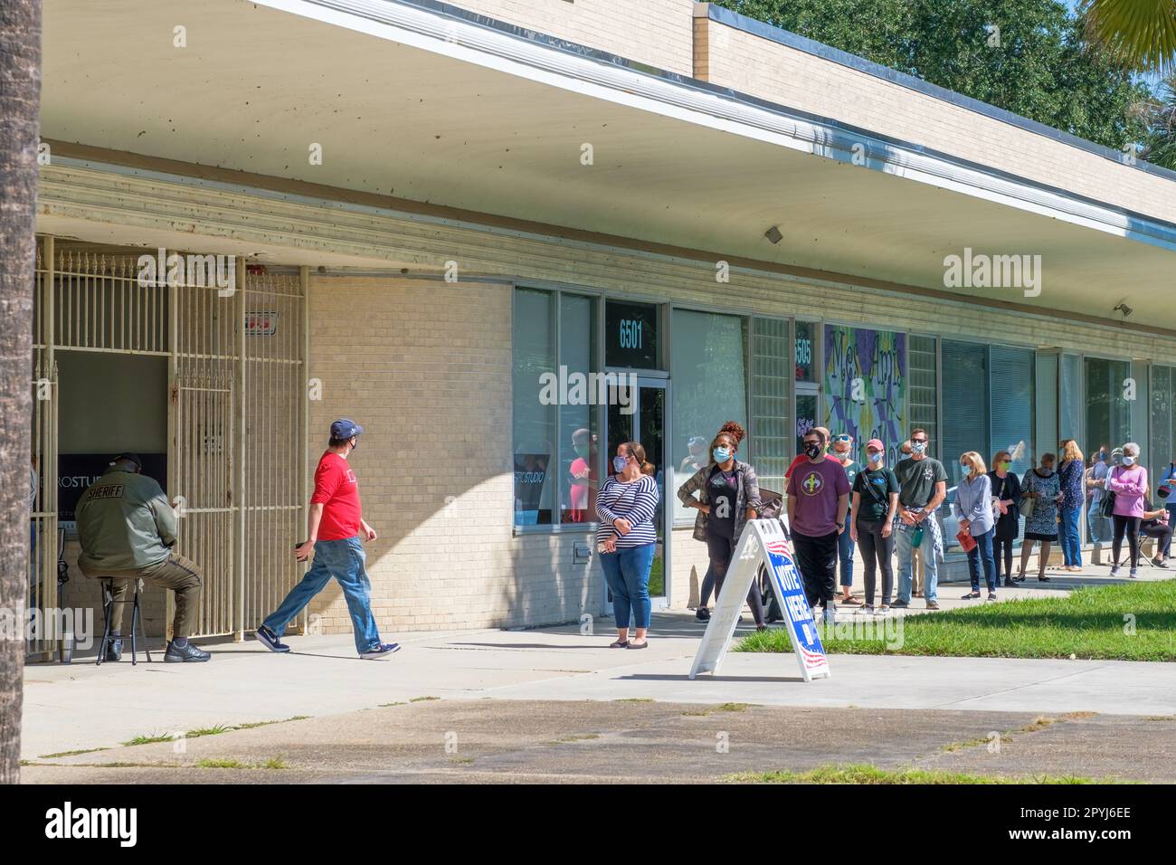 NEW ORLEANS, LA - 17. OKTOBER 2020: Wähllinie und Person verlässt den Lake Vista Polling Place Stockfoto