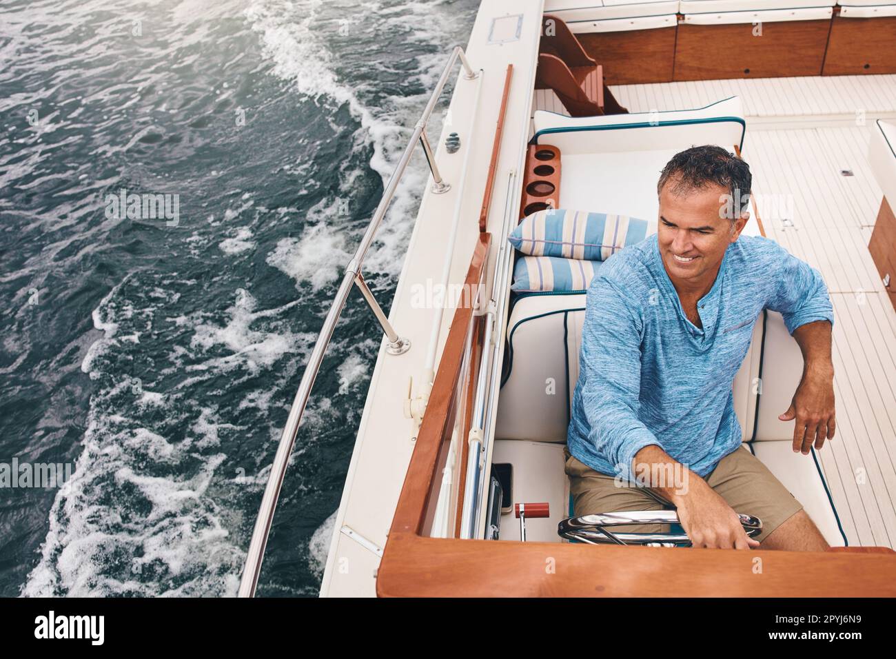 Nächster Halt: Entspannung. Ein erwachsener Mann, der eine entspannende Bootsfahrt genießt. Stockfoto