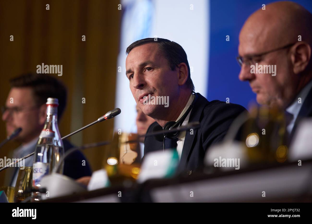 Bukarest, Rumänien. 3. Mai 2023: David Terrier, neu ernannter Präsident der FIFPRO Division Europe und Vizepräsident des französischen Nationalverbands der Profifußballer (UNFP), spricht anlässlich einer Pressekonferenz zum Abschluss des Kongresses "FIFPRO Division Europe General Assembly 2023", der vom Verband der Fussballgewerkschaften aus Europa veranstaltet wird. In Partnerschaft mit der Tochtergesellschaft National Trade Union Bloc (BNS) und dem Verband der Amateur- und NichtAmateurfußballer (AFAN) aus Rumänien in Bukarest. Kredit: Lucian Alecu/Alamy Live News Stockfoto