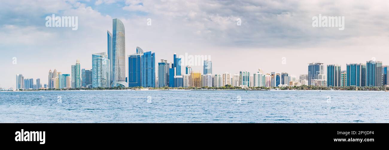 Der Panoramablick auf die Wolkenkratzer von Abu Dhabi ist ein Beleg für die ehrgeizige und zukunftsweisende Entwicklung der Stadt, mit majestätischen Strukturen, die d Stockfoto