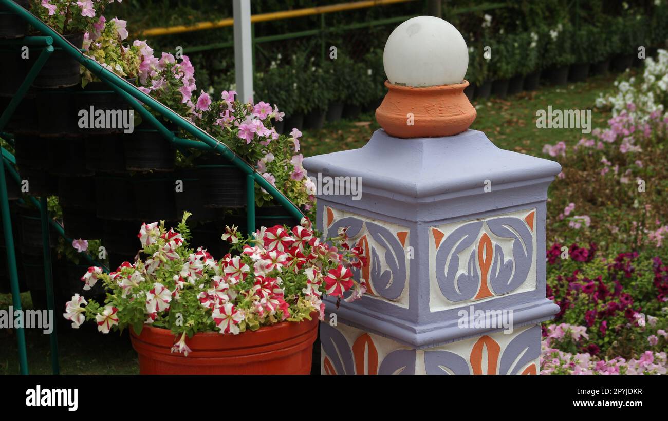Blumen Gartentopf Werkzeuge und leichte Dekoration Stockfoto