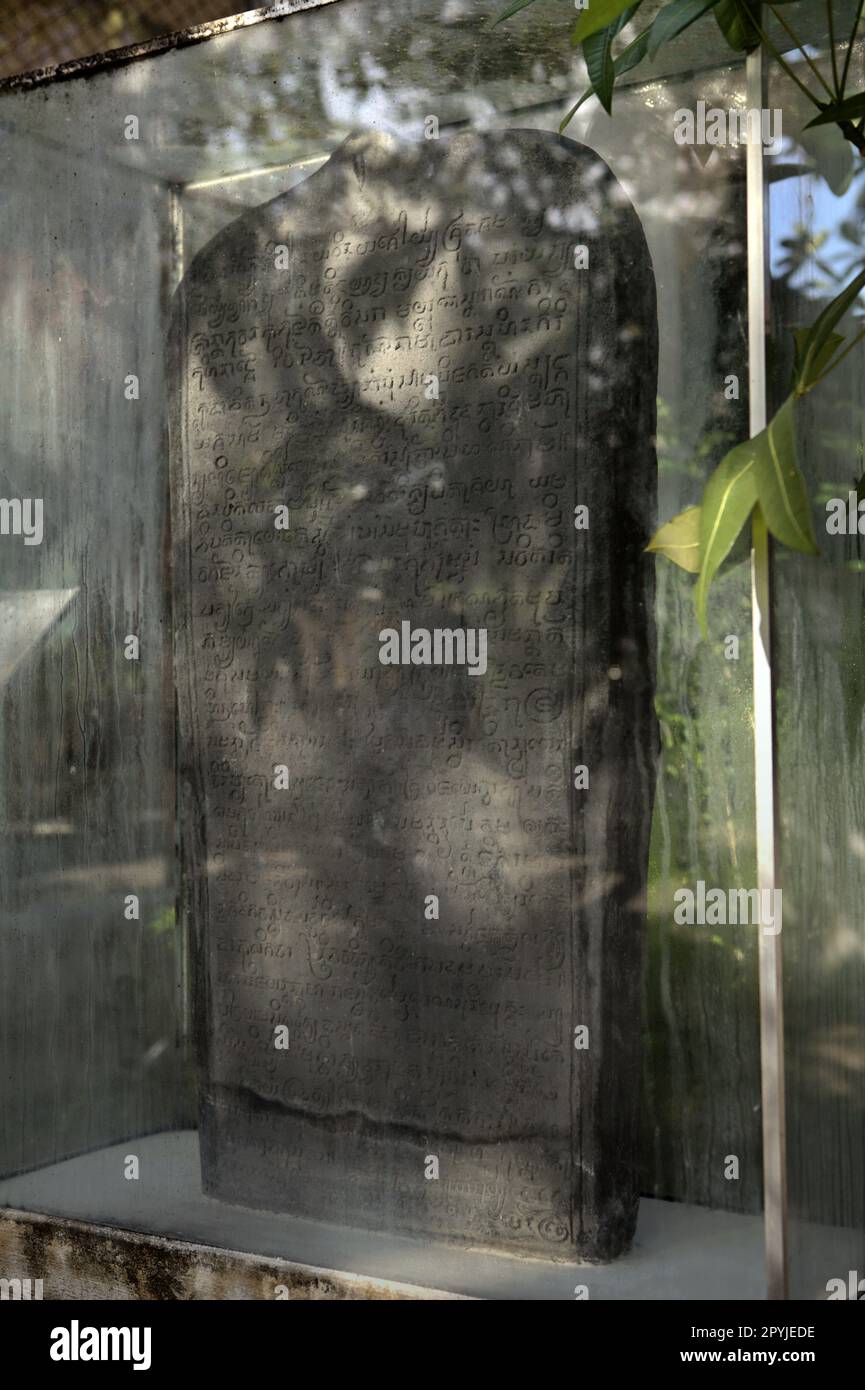 Nachbildung einer Srivijaya-Inschrift, bekannt als „Wat Sema Mueang“ oder „Wiang Sa“ oder „Ligor“-Inschrift, die auf dem Hof des Wat Sema Mueang Tempels, dem ältesten Tempel in Nakhon Si Thammarat, Thailand, platziert ist. Die Inschrift datierte 775 n. Chr. und erklärte den Befehl eines Maharadschas (König der Könige) des Srivijaya-Reiches – der Sailendra-Dynastie – drei Tempel zu bauen, um Vishnu zu verehren. Stockfoto