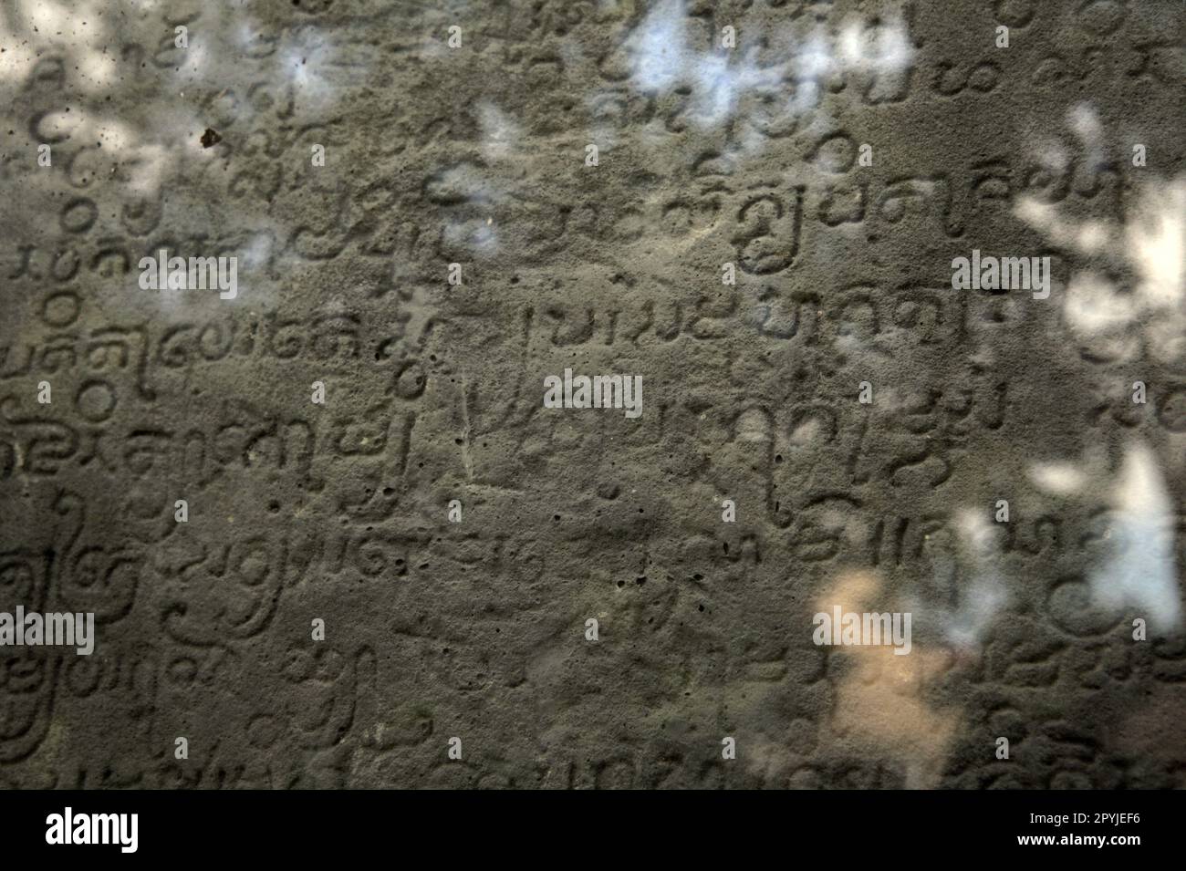 Nachbildung einer Srivijaya-Inschrift, bekannt als „Wat Sema Mueang“ oder „Wiang Sa“ oder „Ligor“-Inschrift, die auf dem Hof des Wat Sema Mueang Tempels, dem ältesten Tempel in Nakhon Si Thammarat, Thailand, platziert ist. Die Inschrift datierte 775 n. Chr. und erklärte den Befehl eines Maharadschas (König der Könige) des Srivijaya-Reiches – der Sailendra-Dynastie – drei Tempel zu bauen, um Vishnu zu verehren. Stockfoto