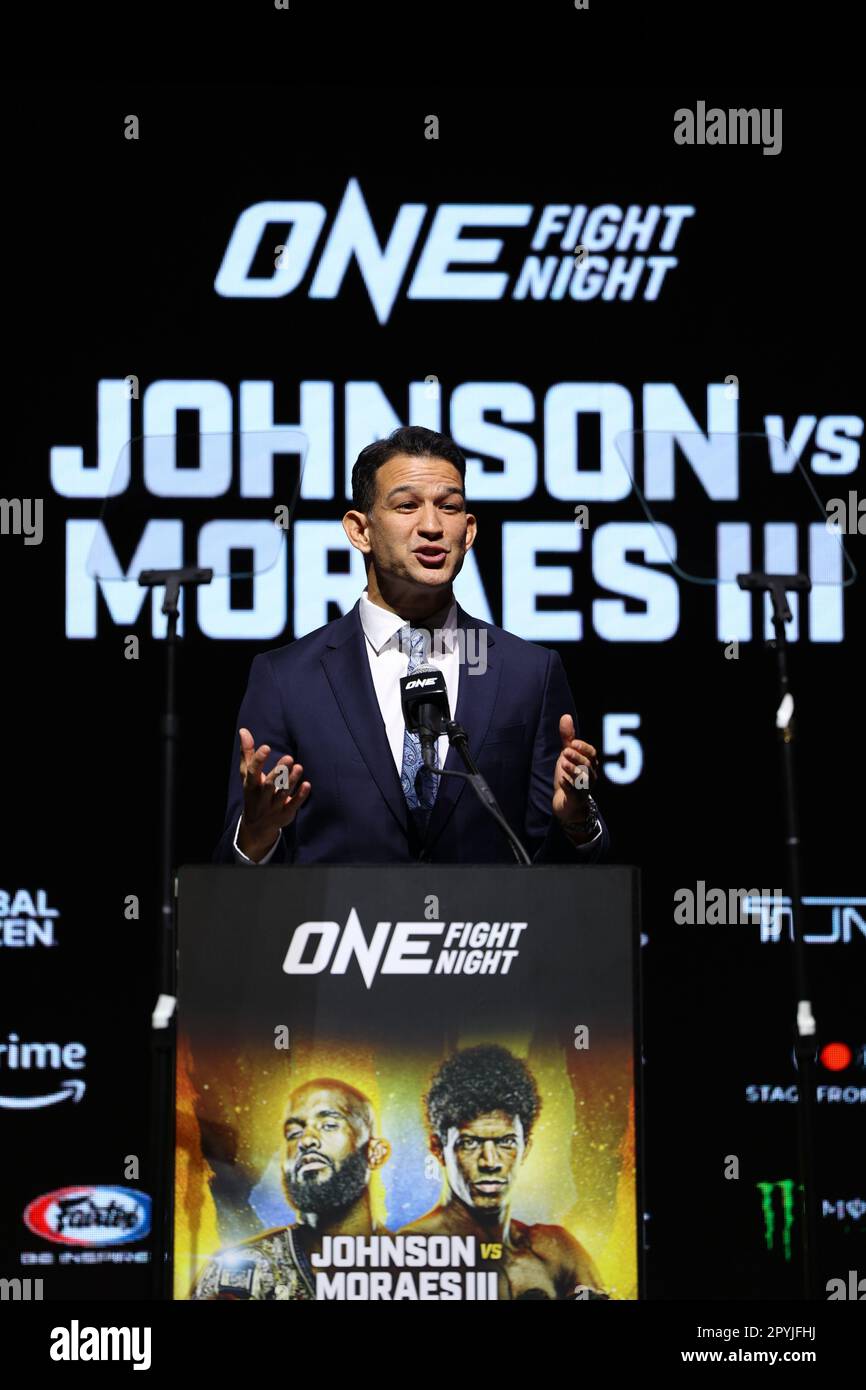 Denver, CO, USA. 3. Mai 2023. DENVER, COLORADO - 3. MAI: EIN Kommentator der Meisterschaft spricht mit den Fans auf der ONE Championship Pressekonferenz am 3. Mai 2023 im Paramount Theatre in Denver, Colorado. (Kreditbild: © Christopher Colon/PX Imagens via ZUMA Press Wire) NUR REDAKTIONELLE VERWENDUNG! Nicht für den kommerziellen GEBRAUCH! Stockfoto