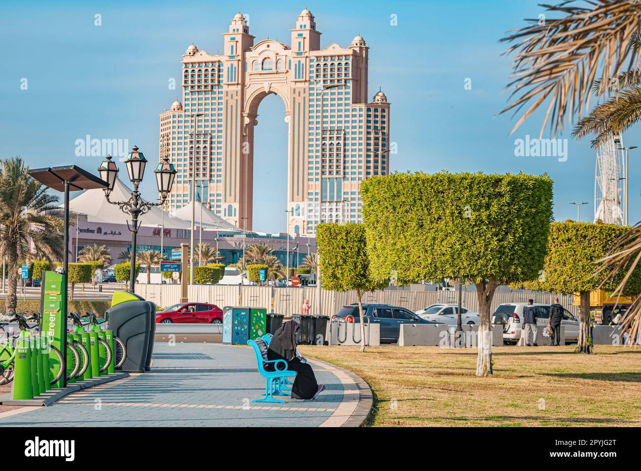 15. Januar 2023, Abu Dhabi, Vereinigte Arabische Emirate: park mit Entwicklungsbereich und Bank vor dem atemberaubenden Rixos Marina Hotelgebäude Stockfoto