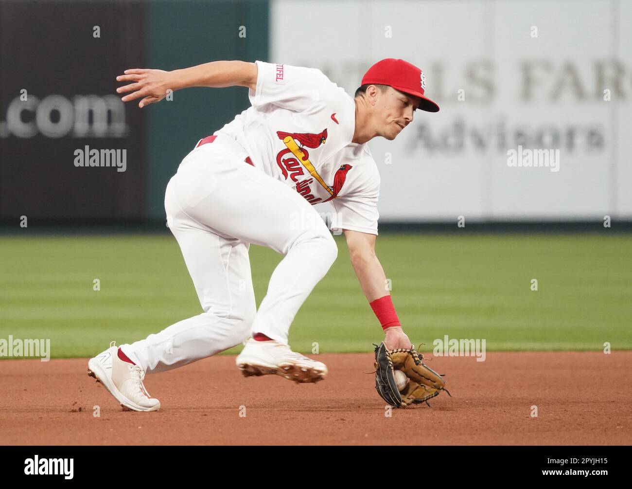 St. Louis, Usa. 03. Mai 2023. St. Louis Cardinals Shortstop Tommy Edman spielt im vierten Inning im Busch Stadium in St. auf einem Ball von Los Angeles Angels Gio Urshela Louis am Mittwoch, den 3. Mai 2023. Foto: Bill Greenblatt/UPI Credit: UPI/Alamy Live News Stockfoto